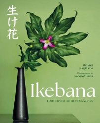 Couverture du livre Ikebana — L’art floral au fil des saisons de Rie Imai et Yuji Ueno, avec une composition florale japonaise élégante sur fond vert.
