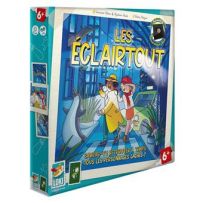 Couverture du jeu Les Éclairtout chez IELLO. Des enfants explorent une forêt nocturne avec des lampes magiques révélant un cerf et un hibou. Un jeu d'observation féerique et coopératif pour toute la famille, à retrouver sur Divertistore.com.