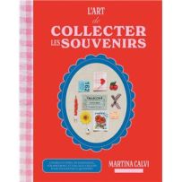 Couverture du livre "L'art de collecter les souvenirs" par Martina Calvi aux éditions Dessain et Tolra. Illustration centrale avec des souvenirs (tickets, fleurs) sur fond rouge vif.