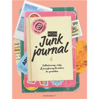 Couverture du livre Mon Junk Journal édité par Marabout. Illustration d'un carnet beige orné de timbres, d'un ticket bleu et de fleurs. Un support de création pour transformer vos souvenirs, disponible dès maintenant sur Divertistore.com.