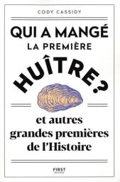 Couverture du livre Qui a mangé la première huître ? de Cody Cassidy. Illustration humoristique d'un ancêtre face à une huître, soulignant les grandes premières insolites de l'Histoire de l'humanité.