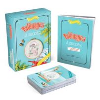 Face avant du coffret Tatouages à broder par Caro Tricote montrant le livret technique et les cartes de modèles. Un kit créatif complet pour broder.