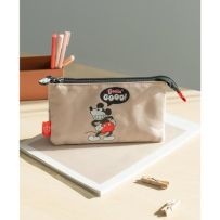 Trousse Disney 100 ans Mickey beige avec illustration vintage de Mickey et bulle “Feelin’ Good!”. Posée sur un bureau, ambiance.