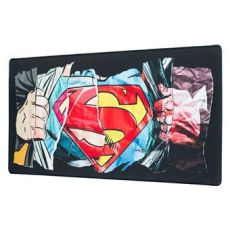 Tapis de souris XL officiel DC Comics Superman. Le design dynamique représente l'emblématique logo "S" rouge et jaune se révélant à travers un effet de chemise déchirée, évoquant la transformation de Clark Kent.