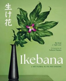 Couverture du livre Ikebana — L’art floral au fil des saisons de Rie Imai et Yuji Ueno, avec une composition florale japonaise élégante sur fond vert.