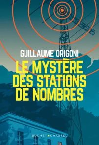 Couverture du livre "Le Mystère des Stations de Nombres" de Guillaume Origoni aux éditions Buchet Chastel. L'illustration de style graphique représente une haute antenne radio émettant des ondes circulaires oranges dans un ciel nocturne, au-dessus de silh