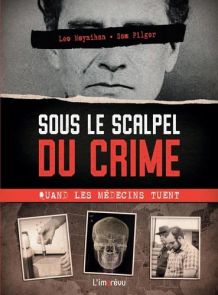 Couverture du livre "Sous le scalpel du crime - Quand les médecins tuent" de Lee Moynihan et Sam Pilger (Éditions L'imprévu). Le visuel sombre montre un visage d'homme aux yeux masqués par un bandeau noir et des photos polaroid illustrant une seringue, un