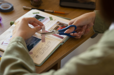 Tenez un journal alliant écriture et illustration pour mieux comprendre vos émotions et cultiver votre bien‑être au quotidien. Essayez dès maintenant !